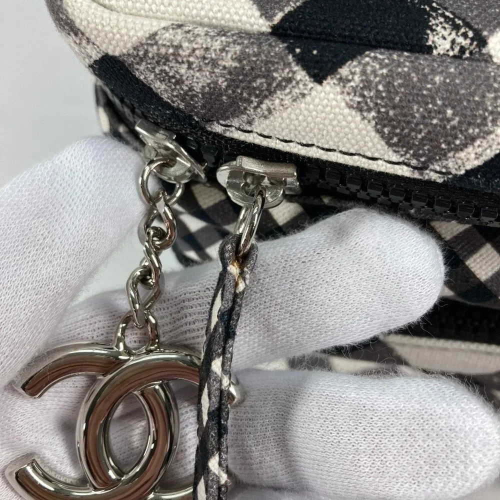 CHANEL White Shoulder Bag
